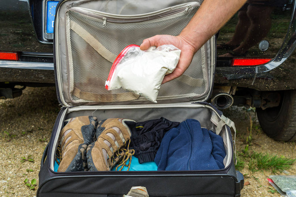Drug find in suitcase - Foto, immagini