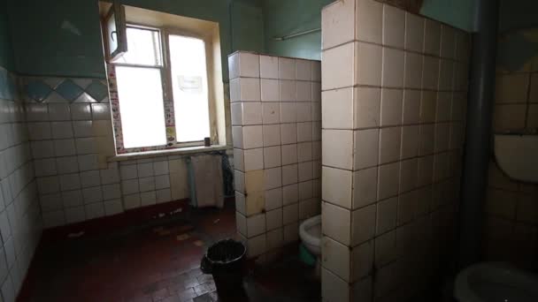 vieux sale commune commune toilettes publiques partagées en tuile
 - Séquence, vidéo