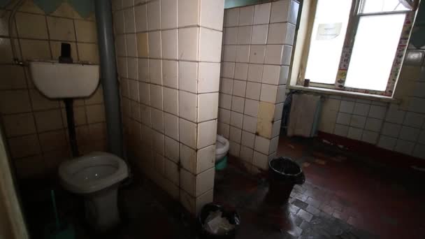alte schmutzige gemeinsame öffentliche Toilette in Fliesen geteilt - Filmmaterial, Video