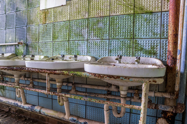 Grunge schmutzige alte Waschbecken - Foto, Bild