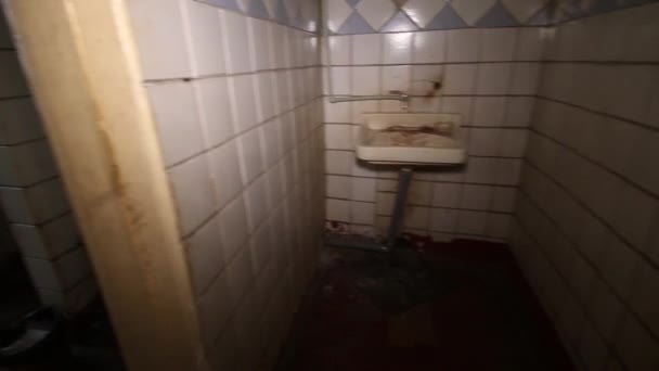 velho sujo compartilhado banheiro público comunal compartilhado na telha
 - Filmagem, Vídeo