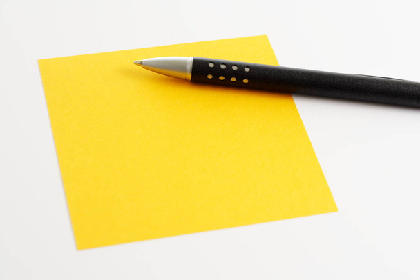 yellow notepad with ballpoint pen - Foto, imagen
