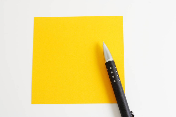 yellow notepad with ballpoint pen - Фото, изображение