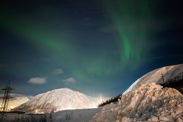 Luces boreales en las montañas del fondo-noche
 - Foto, imagen