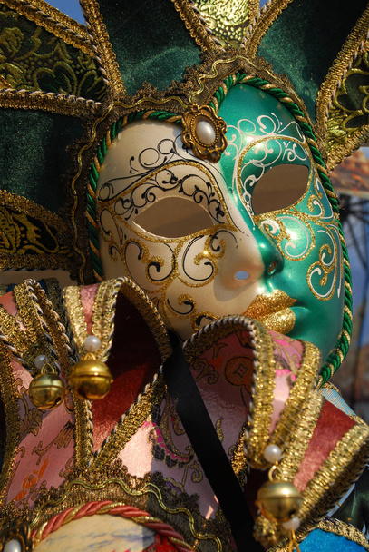 Karnevalsmaske auf schwarzem Hintergrund - Foto, Bild