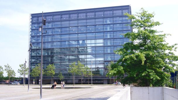 Копенгаген, Данія - 05th, 2015: Crystal and Cloud, Nycredit headquarters, modern architecture in Kalvebod Brygge in Copenhagen - Фото, зображення