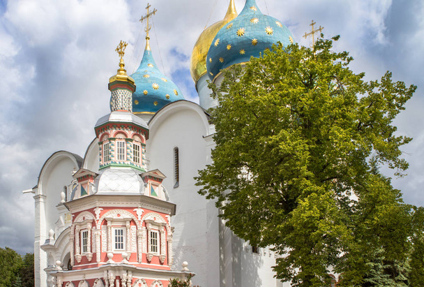 Uspensky tesoro con una capilla en Trinity Sergius Lavra, Rusia
 - Foto, imagen
