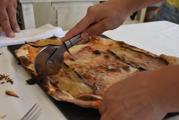  Pizza italiana em um restaurante
 - Foto, Imagem