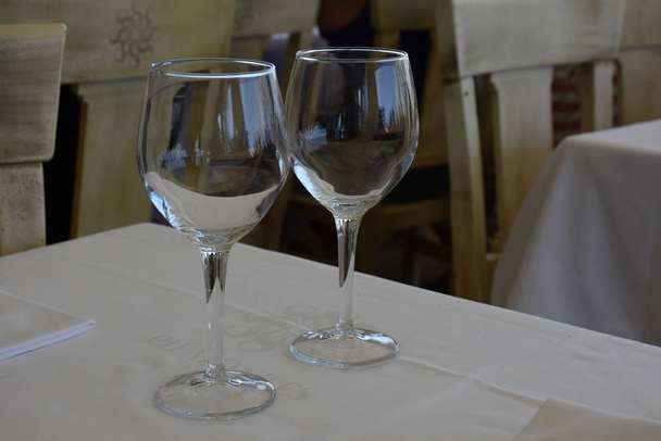 gobelets en verre dans un restaurant
, - Photo, image
