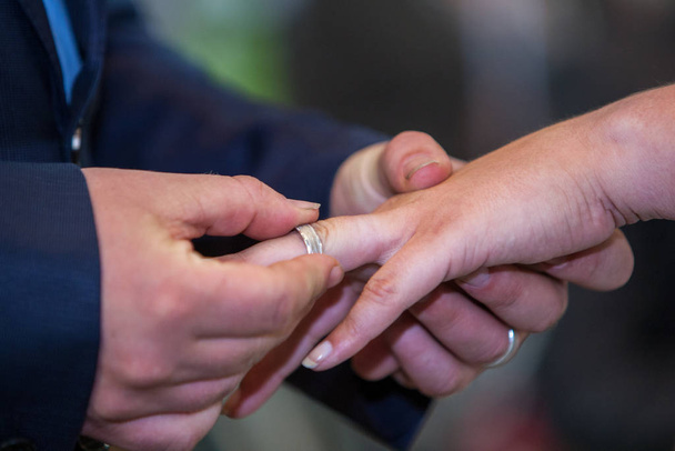 Обмен обручальными кольцами между женихом и невестой
 - Фото, изображение