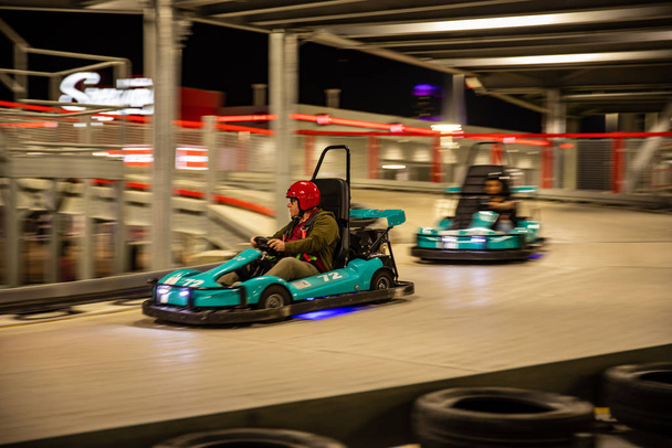 Carrera de Kart y velocidad en una Feria de Diversión en la ciudad de Niágara en Canadá, 28. Mayo 2019
 - Foto, Imagen