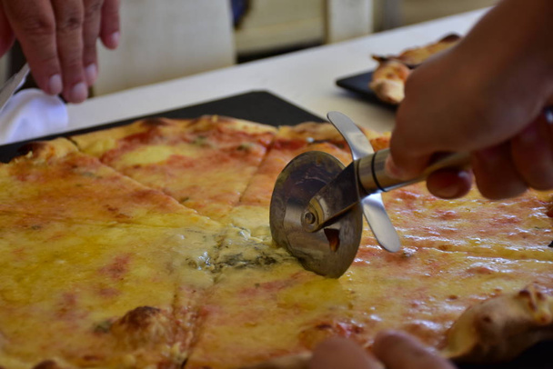  Pizza italiana em um restaurante
 - Foto, Imagem