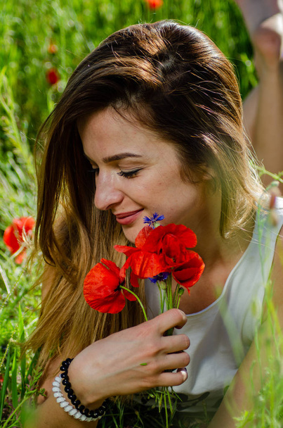 pretty woman in the field of poppies - Фото, зображення