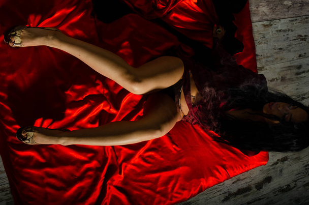 Mujer joven sexy en una lencería negra vapeando en el dormitorio. Hermosa mujer morena fumar
 - Foto, imagen