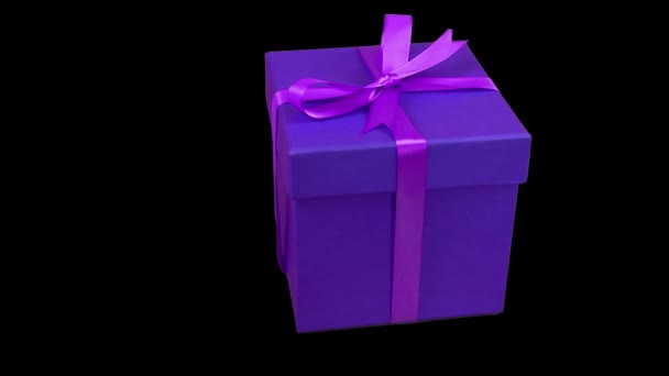 blauw geschenkdoosje met paars lint boog roteren op transparante achtergrond alpha kanaal chroma key transparante achtergrond - Video