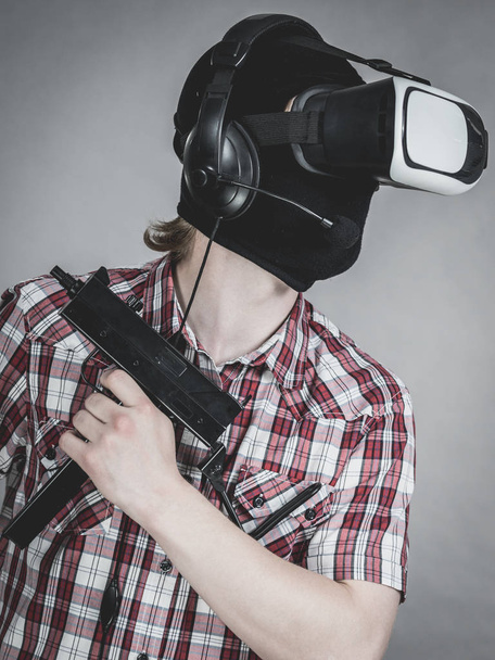 Gamer man wearing VR - Foto, afbeelding