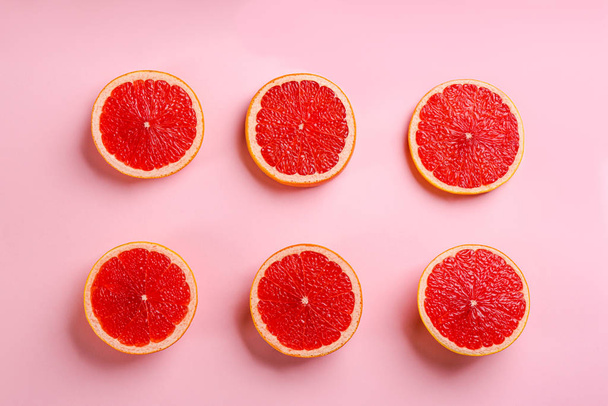 Tasty ripe grapefruit slices on pink background, flat lay - Photo, Image