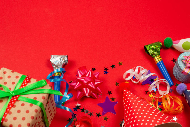 Праздничные золотые и фиолетовые звезды конфетти и подарок, рождение
 - Фото, изображение