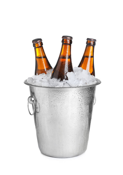 Pivo v kovovém kbelíku s ledem izolovaným na bílém - Fotografie, Obrázek