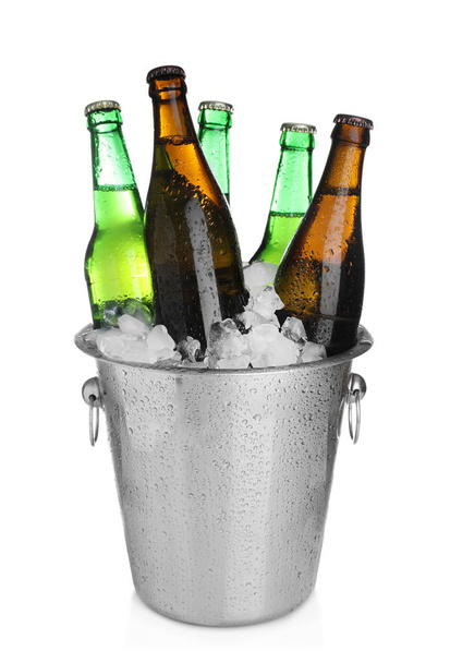 Пиво в металевому відрі з льодом ізольовано на білому
 - Фото, зображення