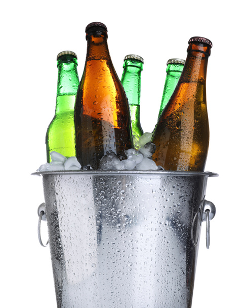 Cerveza en cubo de metal con hielo aislado en blanco
 - Foto, Imagen