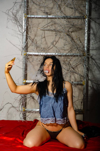 Gesicht schöne Mädchen rauchen eine elektronische Zigarette - Foto, Bild