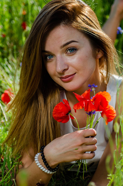 pretty woman in the field of poppies - Fotografie, Obrázek