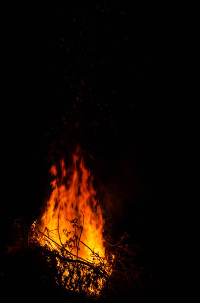 Night campfire with available space at left side. - Фото, зображення