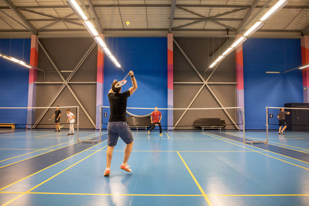 Prag, Çek Cumhuriyeti - 18.01.2020: Çek Cumhuriyeti 'nin Prag kentinde oynayan oyuncularla kapalı badminton sahaları, amatör spor - Fotoğraf, Görsel