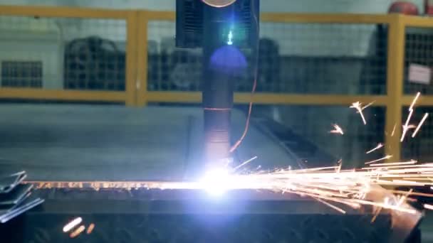 Plasma cutting mechanism is welding metal plates - Footage, Video
