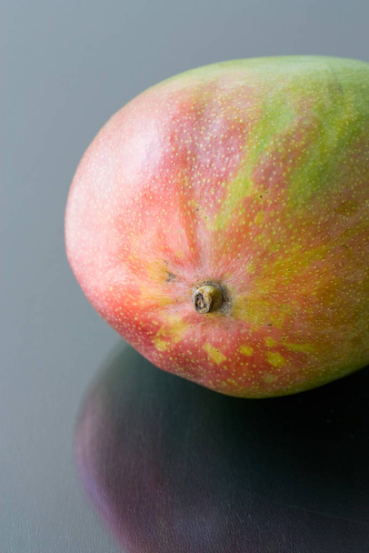 fresh ripe red apple on a gray background - Φωτογραφία, εικόνα