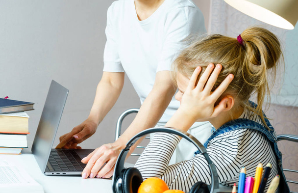 Mère argumentant avec la fille adolescente sur l'activité en ligne emportant ordinateur portable
 - Photo, image