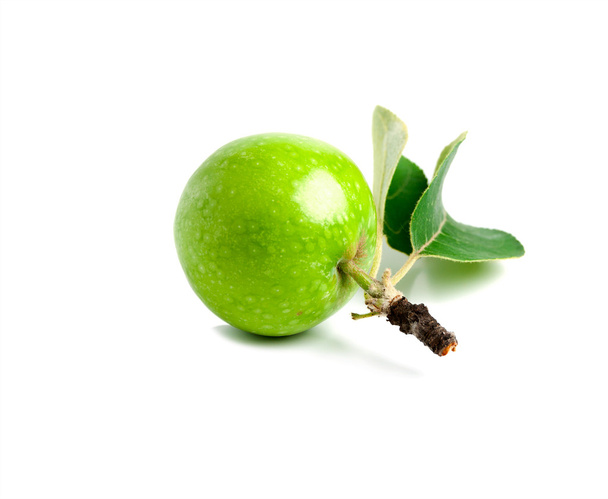 zelené jablko s listí na bílém pozadí - Fotografie, Obrázek