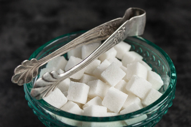 κύβους λευκής ζάχαρης σε τυρκουάζ γυάλινο βάζο / μπολ ζάχαρης με vint - Φωτογραφία, εικόνα