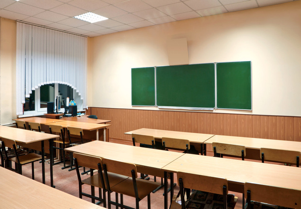 класний номер зі шкільною дошкою та шкільними столами
 - Фото, зображення