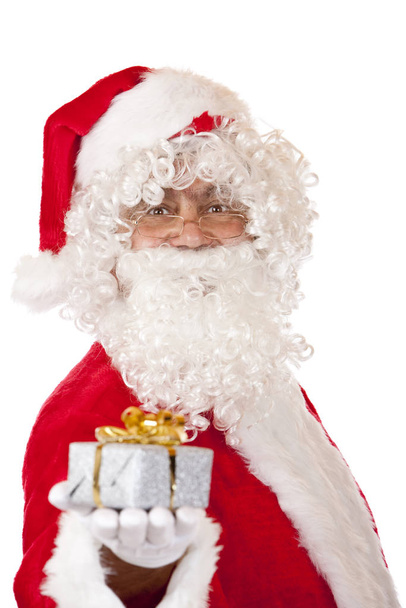Старый счастливый Санта-Клаус держит рождественский подарок в руках - Фото, изображение