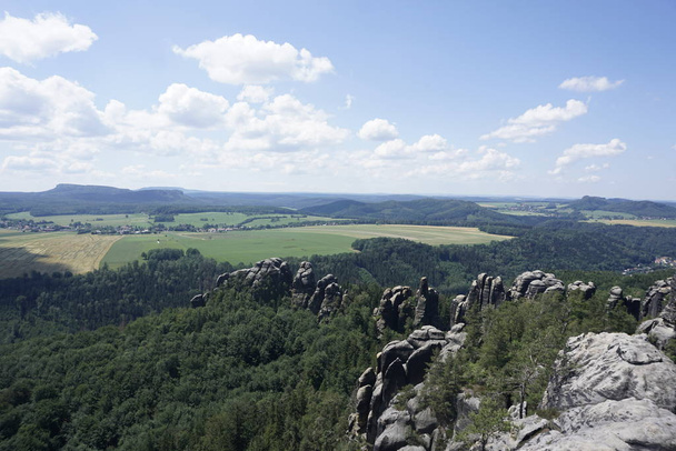 Kilátás a Schrammsteine sziklák és dombos táj Szász Svájcban - Fotó, kép