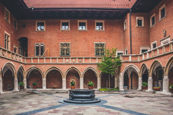Внутренний двор старинного средневекового замка в Восточной Европе
 - Фото, изображение