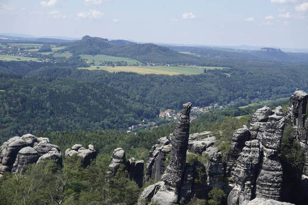 Schrammsteine skały z punktu widzenia Schrammstein w Szwajcarii Saksońskiej - Zdjęcie, obraz