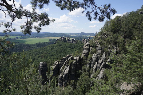 Gyönyörű kilátás lenyűgöző sziklaformációkra a Schrammsteine térségben - Fotó, kép