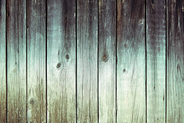 Vybledlé dřevěné desky s korozí. Vyčištěné dřevěné dveře z několika prken. Staré přírodní dřevěné prkno bez barvy. Dřevěné pozadí, kopírovací prostor. - Fotografie, Obrázek