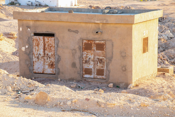 jednopodlažní užitková místnost stojí na písku v Egyptě za slunečného dne - Fotografie, Obrázek
