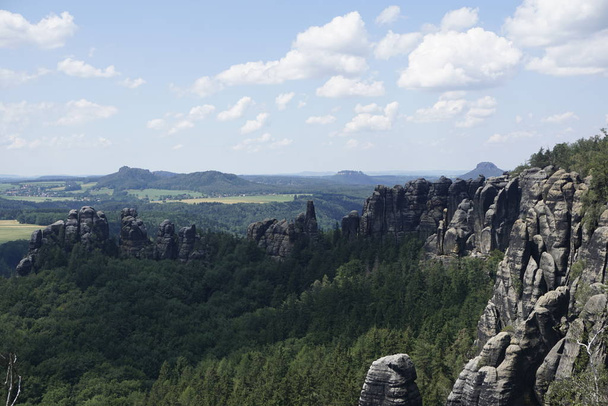Vista sobre la cresta de Schrammsteine y diferentes picos de montaña famosos
 - Foto, Imagen
