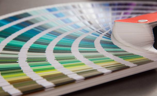 bandes multicolores de papier étalées dans un ventilateur
 - Photo, image