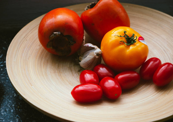 talerz w kuchni z warzywami i owocami - Zdjęcie, obraz