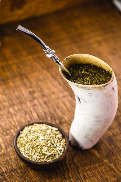 Tereré ou tererê is a typical South American drink made with the infusion of yerba mate in cold water. Of Guarani origin, it can be consumed with lemon, mint, among others. typical drink of Brazil. - Foto, imagen