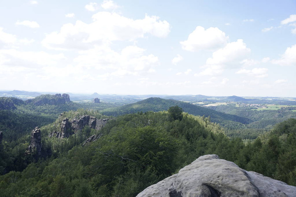 Vista do Carolafelsen sobre a colina Hohe Liebe na Suíça saxã
 - Foto, Imagem