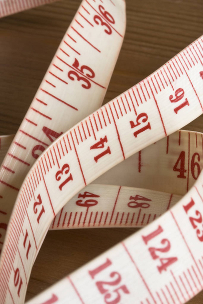 measuring tape on a wooden table - Foto, immagini