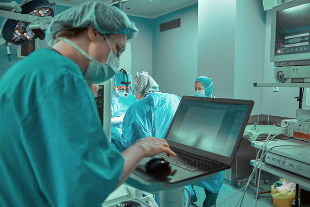 Zespół chirurgów na sali operacyjnej, portrety z bliska. nowoczesna operacja, operacja plastyczna. Przemysł kosmetyczny - Zdjęcie, obraz