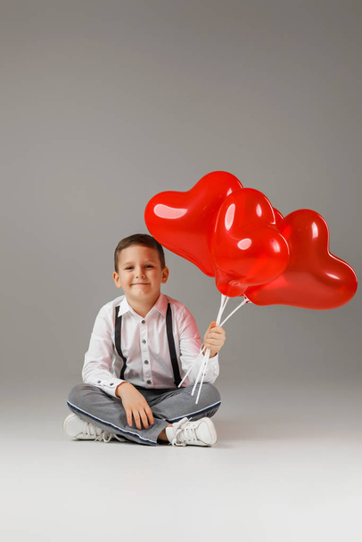child boy holding red heart shaped balloon - Zdjęcie, obraz